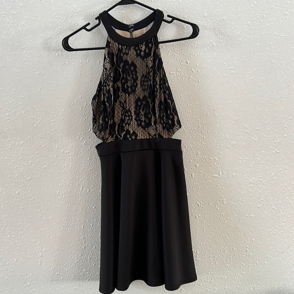 Formal tan and black dress size 5 can fit smaller. In great condition work once!